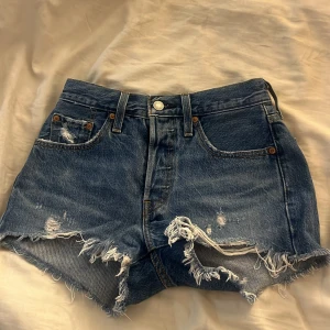 Jeansshorts - Helt oanvända skitsnygga jeansshorts från levis!💗