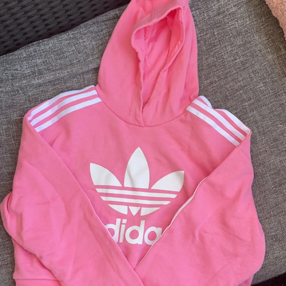 En jätte fin cropped rosa adidas hoodie💞 aldrig använd och har bra skick och har inga defekter🌟 . Hoodies.