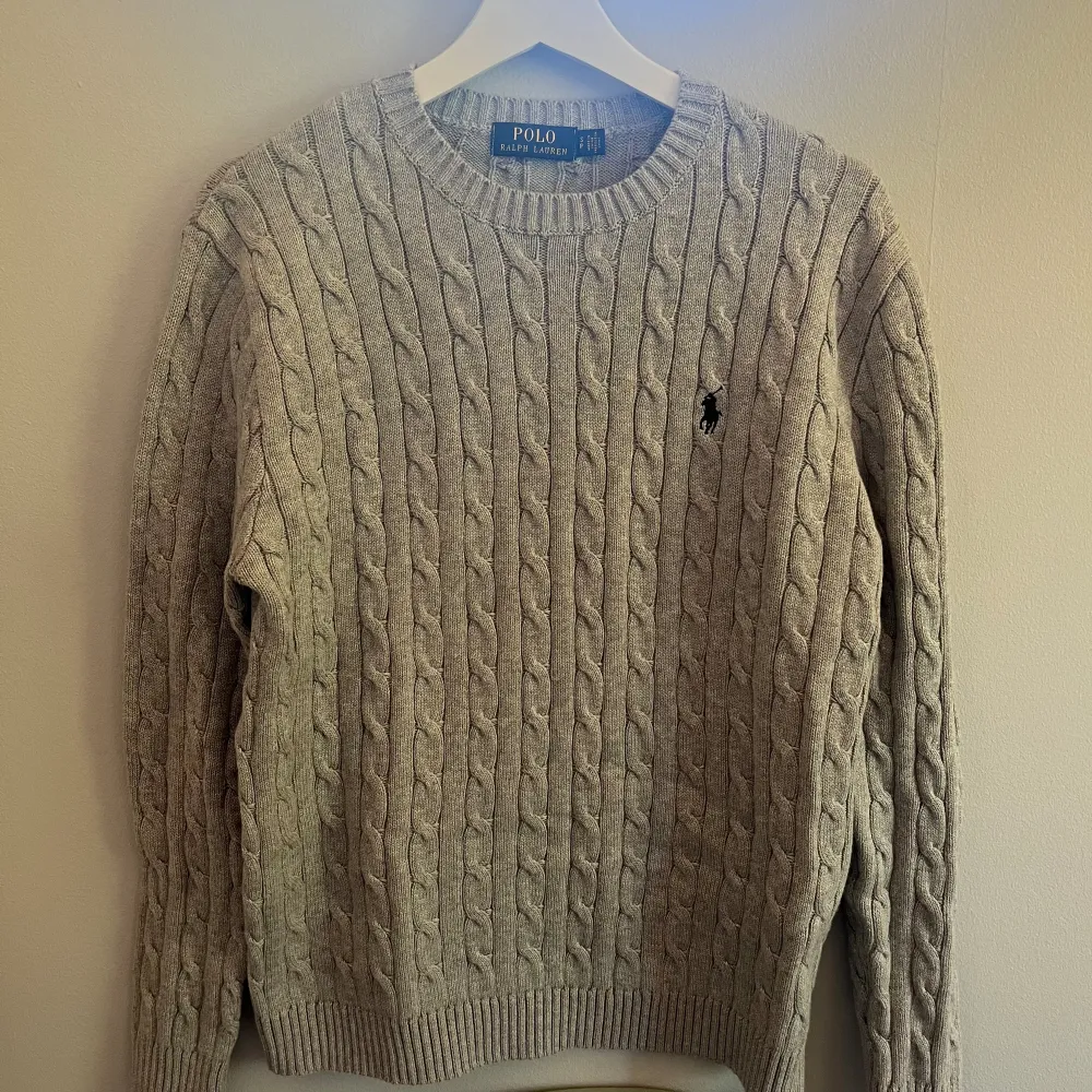 Riktigt snygg Ralph Lauren Cable i riktigt bra skick:(9/10). Den är sparsamt använd och nypris är ca 2200  kr. Snygg nu till vår och sommar. Passar storlek S.   Skriv för frågor! //Carl. Tröjor & Koftor.