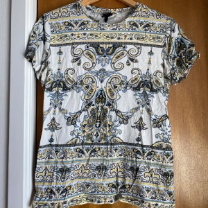 Mönstrad t-shirt  -  Jättefint skick, perfekt att ha under sommaren