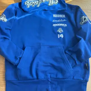 En blå Hoodrich hoodie 