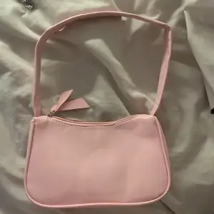 Rosa handväska, aldrig anvönf