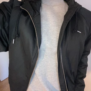 Svart jacka  - Svart snygg jacka. Priset kan diskuteras vid snabb affär🩷