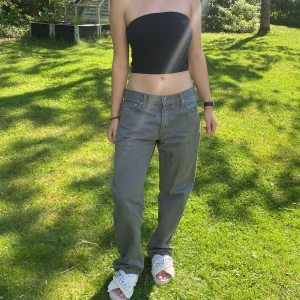 Gråa Levi’s jeans low waist - Säljer mina snygga ljusgråa low waist Levi’s jeans som jag köpte i England förra sommaren. Använda ca 2 gånger och är i bra skick. Säljer pga att jag inte fått så stor användning för dem. Storlek W34 L30 (jag är 169cm lång) 🌸☀️💖Frakt ingår ej