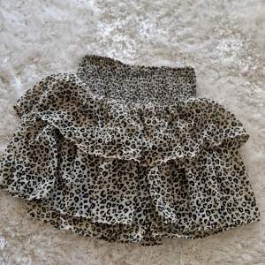 Leopard kjol i fintskick storlek xs passat även s 