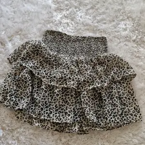Leopard kjol i fintskick storlek xs passat även s 