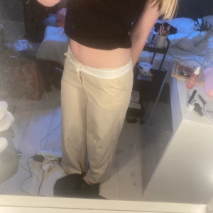 Kostym byxor  - Säljer dessa byxor från Shein. Har sällan använt dom, så är i ett nytt skick😊 Du kan ha dom nervikta och uppvikta i midjan, dom är i stl 38/M🩷 Kom privat om du vill ha mer info eller bilder😊