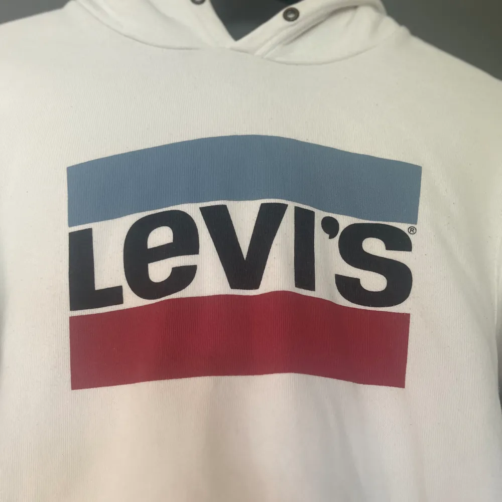 Levi's hoodie i storlek S/M. Sitter lite tajt om du har storlek M. Har några få fläckar som går bort i tvätten. Saknar snören. Skick: 5/10.. Hoodies.