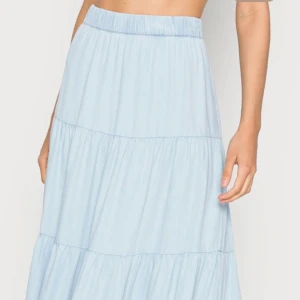 Ljus blå lång kjol - Ljusblå lång kjol oanvänd. 