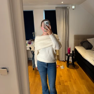 Off shoulder tröja  - Jätte fin stickad off shoulder tröja, aldrig använd