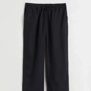 Linnebyxor - Säljer nu mina svarta linnebyxor som blivit lite för små. De är i strl xs och är köpta på HM för 200kr. De är sparsamt använda. Säljer för 100kr + frakt🫶🏼 hör av er om ni har frågor