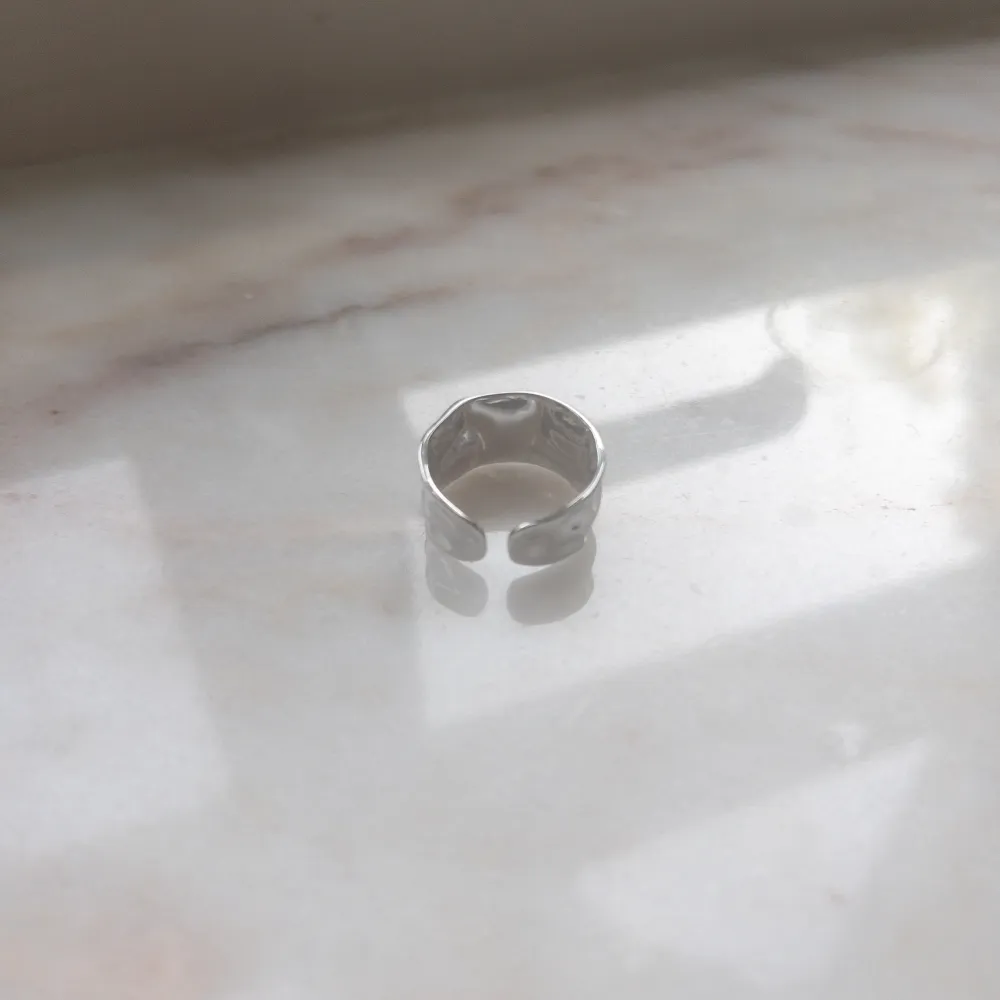 Yomie har fina kvalitativa prisvärda ringar som endast kostar 99kr 💕 Alla är vattentäta och gjorda av rostfritt stål 💛 Ringarna orsakar alltså inga utslag 💕Denna ring är justerbar & i färgen silver 💛 För fler frågor/bilder skicka ett meddelande💕. Accessoarer.
