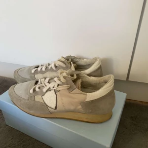 Philippe models - Tjena, säljer dessa philippemodels skorna. Skicket är 7,5:10.  Inget är sänder bara smuts (går o få bort) Skriv till mig på pm vid intresse o frågor.👍🍾