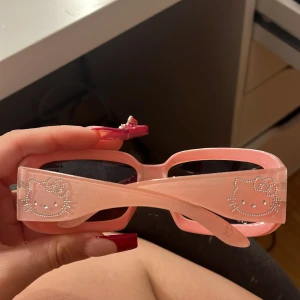 Hello kitty glasögon  - Rosa hello kitty glasögon, lite små men funkar 