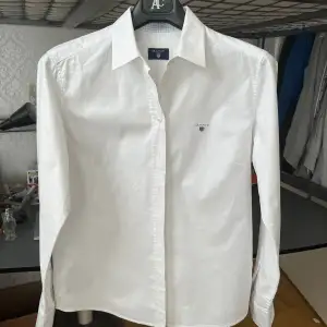 Hej! Jag säljer nu en helt ny och oanvänd Gant skjorta i storlek S/M. Pris går att diskutera  För fler bilder/frågor, så skriv!😊