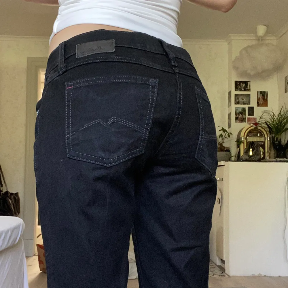 Jättefina lowrise jeans i mycket bra skick och kvalité! Jag är ca 160 cm🫶. Jeans & Byxor.