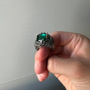 Ring - Antik ring med vintage look. Jättebra skick och sitter bekvämt.