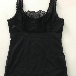 Svart topp 😍 - Väldigt snygg och har en otrolig passform😍 Perfekt om du har Y2K stil eller även vilken stil som helst 💕 Meddela om du har några frågor<3 jag skickar paketet direkt imorgon efter att du har köpt <3  (Köpt från Korea)