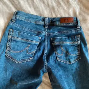 Jätte snygga Ltb jeans i modellen valerie. Färg:blue addicted storlek: 24/36, nästintill oanvända 
