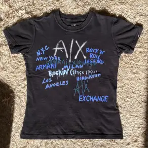 Säljer denna sjukt snygga AIX tröjan, perfekt till sommaren. En sällsynt tshirt som inte finns att köpa någonstans. Tröjan har inga defekter och är i väldigt bra skick (9/10), och den kan bli din för endast 299 kronor! Hör gärna av dig vid frågor! 🌟