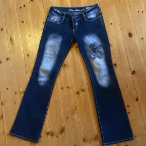 Super snygga lågmidjade blue Queen jeans! Midjemått rakt över är 38cm och innerbensmåttet är 81cm💞 inga defekter alls!