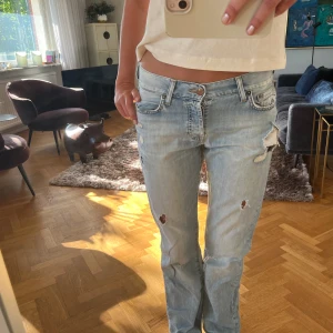 Low waist bootcut jeans - Snygga jeans som är lite bootcut ner till så najs till sommaren jag är 171 och har 27 i midja! 