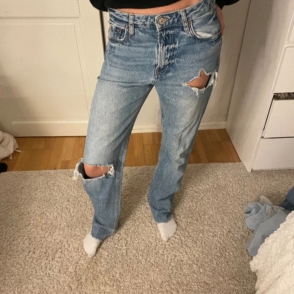 Super fina jeans köpta från zara för flera år sedan, man kan ha de både Lågmidjade och midwaisted. De är raka i passformen❣️. Jeans & Byxor.