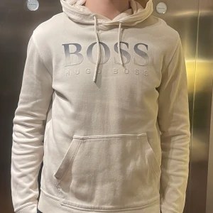 Hugo boss hoodie - Skick 9/10.  Bara använd ett fåtal gånger Storlek S, men stor i storlek(passar M) Nypris 1800 kr