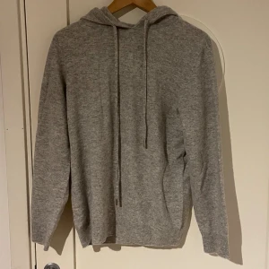 cashmere hoodie  - Säljes då den var för liten köptes på Plick för 999kr kontakta vid intresse 