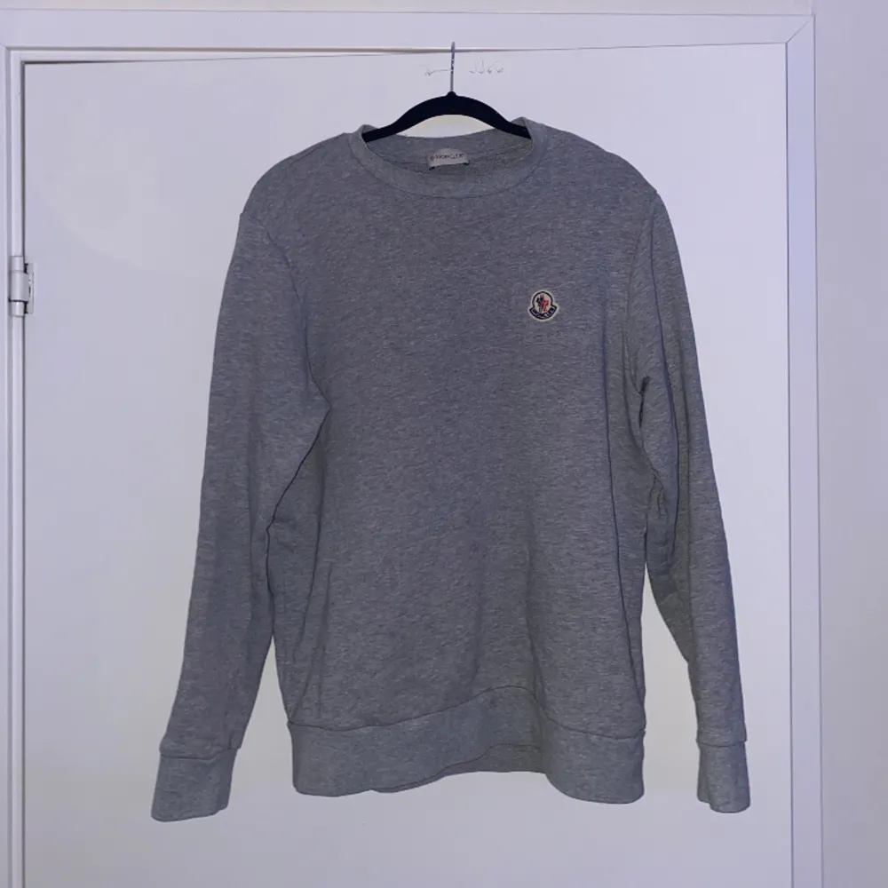 Fet moncler sweatshirt  Bra skick Köparen betalar för frakt. Tröjor & Koftor.