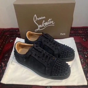 Louboutin skor strlk 43  - Använda men som nya i riktigt bra skick:) Färg: mörkblå Strlk 43