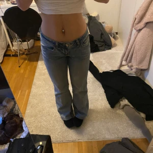 ljusblåa jeans  - ett par ljusblåa jeans ifrån Gina, säljer för jag inte använder 🙏🏽 mycket bra skikt och väldig skönt matrial 💓