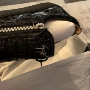 Zanotti skor  - Jag säker mina skor för har köpt nya och har ej använt dom så mycket, för fler bilder skriv dm