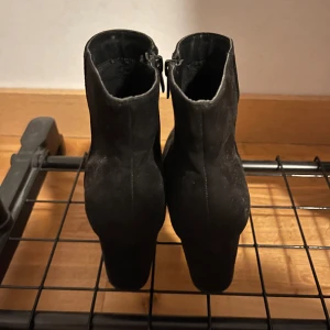 Stövletter - Svarta stövletter från XIT. Använda fåtal gånger. Klackhöjd ca 7 cm