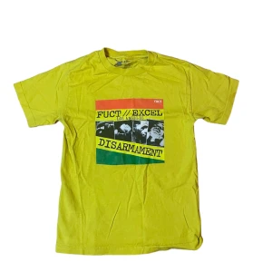 Tidigt 2000s Fuct Excell Skate T shirt - Säljer denna feta Fuct Excell T shirt i storlek S inga defekter eller fläckar  Skriv gärna om ni har ytterligare frågor🥸🥸