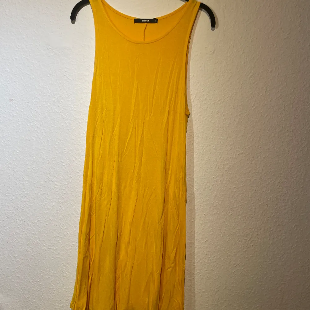 gul klänning, mjukt tyg, mycket bra skick inget slit. väldigt lång. skriv för fler bilder och frågor. . Klänningar.