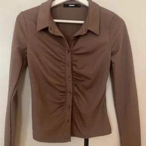 Bikbok topp - Nästintill oanvänd då den va för liten för mig. Därför i nyskick. Passar perfekt till fest eller till skola:)