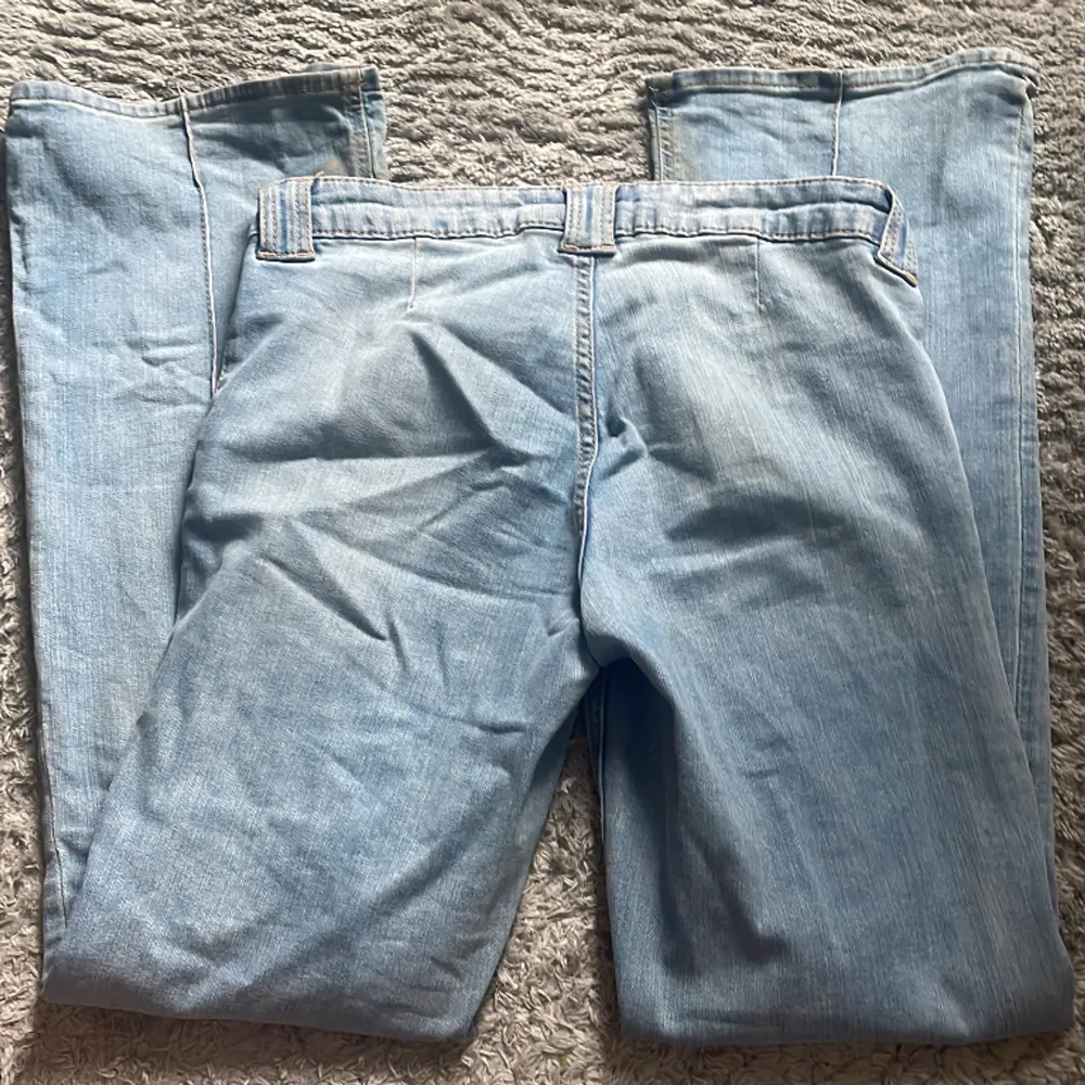 Säljer dessa populära hm jeans då dom är för stora på mig!💓. Jeans & Byxor.