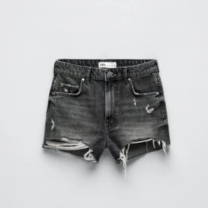 GRÅA ZARA JEANS - Säljer dessa super populära gråa shorts från Zara, är i storlek 40 men sitter som en storlek 38/36. Shortsen har midjemått på 35cm. I nyskick ❤️ super söta inför sommaren med en fin blus eller stickad tröja på stan och stranden.
