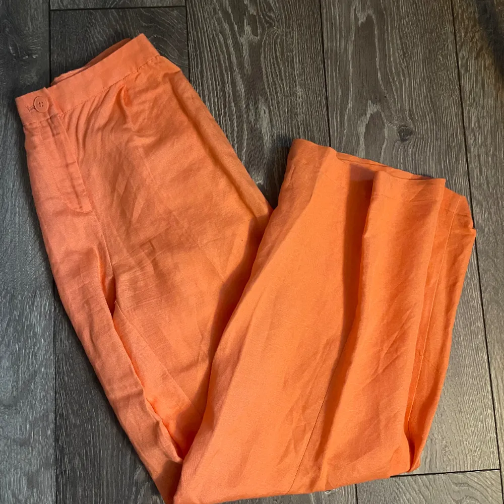 Orange linnebyxor från Bershka, storlek 36. I fint skick använda 2 gånger. Högmidjade och raka. Otrolig färg på sommaren🙏🏻. Jeans & Byxor.