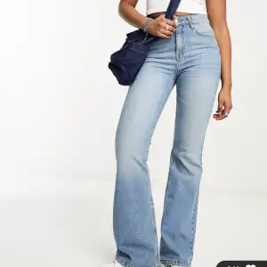 Bootcut jeans från Asos i storlek W26 L30. Skriv för fler bilder🩷