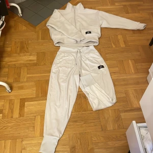 Asdidas mjukis sett  - Ett mjukis sett från adidas som säljs tillsammans som aldrig använts,mått byxor: midja 72cm och 72cm inre söm på benet. Koftan är storlek M och byxorna är storlek S. Byxorna är loose fit, tapered leg full length style.