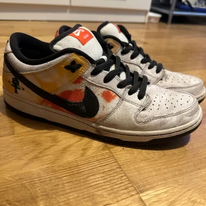 Nike Sb Dunk Low Raygun Tie-dye White - Använda men i bra skick orginallåda finns men är skrivet på. Fler bilder går att erbjuda efter förfrågan. Kan vara något billigare vid smidig affär. Köpare betalar frakt.