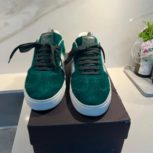 Valentino flycrew  - Tjena, säljer mina Valentino Flycrew! Dom är storlek 42! Dom är i super fint skick med alla nitar kvar väldigt nära nyskick! Box medföljer vid köp!  Hör av er vid intresse! Mvh Hugo 