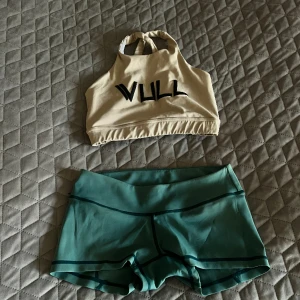 Topp + hotpants - Hotpants + sporttopp från Vulldport. 100 kr styck