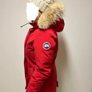 Canada goose kvinnjacka. Min mamma är 160cm lång som referens och jackan är stl M. Den är smutsig vid högerficka, därav priset. Jätte fint skick annars och varm.