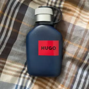 Herr parfym Boss - Hugo jeans, EdT, mer än hälften kvar syns på sista bilden. Använder inte den längre då jag fick en ny parfym. 