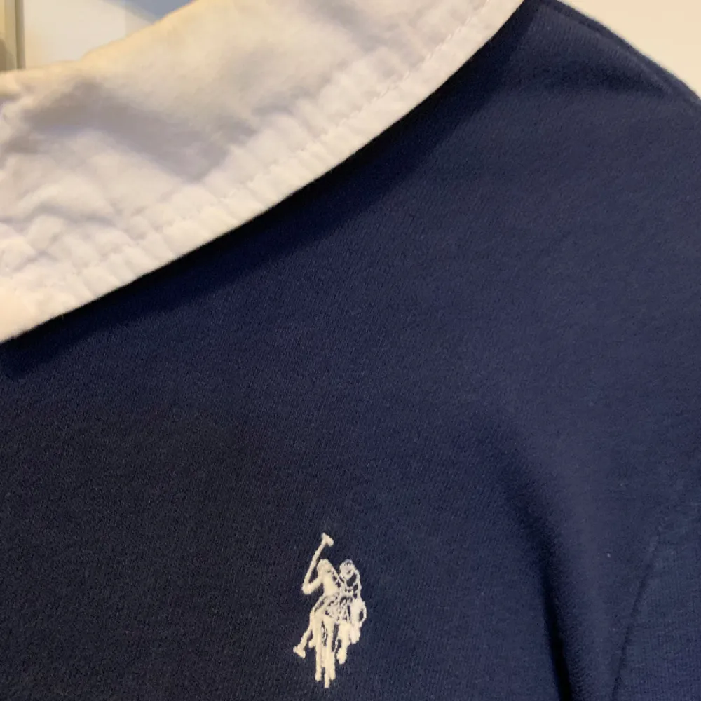 Tröja med fastsydd skjortkrage ifrån Ralph Lauren i storlek S. Sparsamt använd.. Tröjor & Koftor.