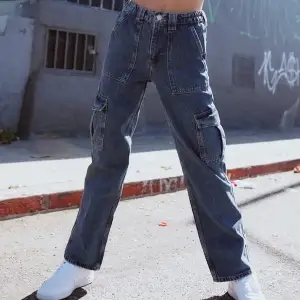 High-Waisted cargo aktiga jeans i storlek W26L32 (passar  36). Ordinarie pris 700kr. Bilderna är lånade från urban outfitters egna sidor, kan skicka egna vid intresse 💕