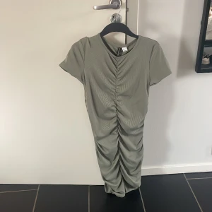 Grön klänning  - Super snygg grön klänning till sommar / vår. Får kroppen bli perfekt. Helt ny med lappen på. 